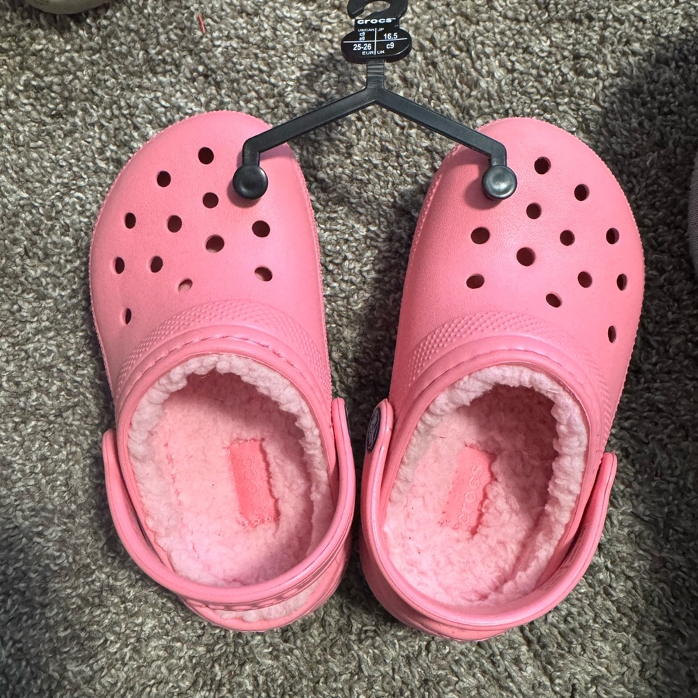 Girls pink Sherpa crocs